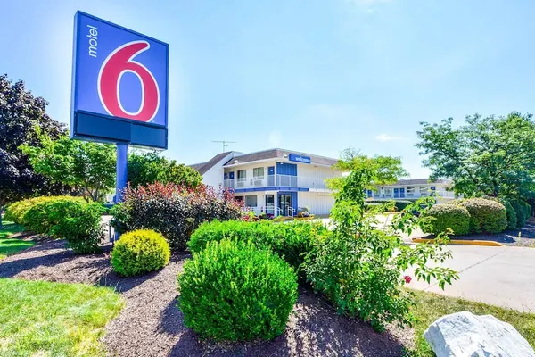 Photo 1 - Motel 6 Windsor Locks, CT - Hartford