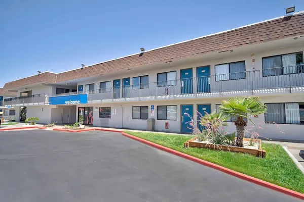 Photo 1 - Motel 6 Palmdale, CA