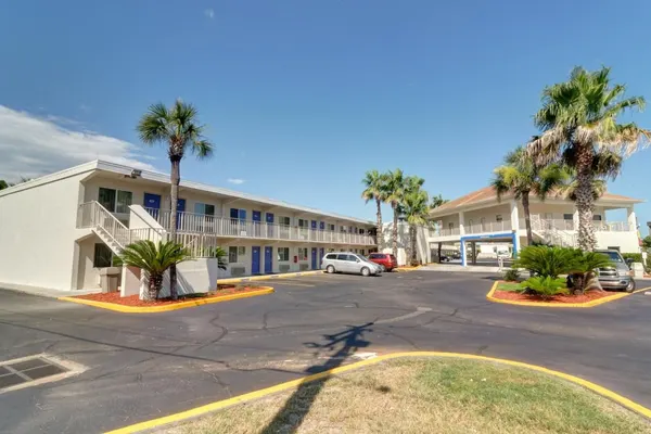 Photo 1 - Motel 6 Destin, FL