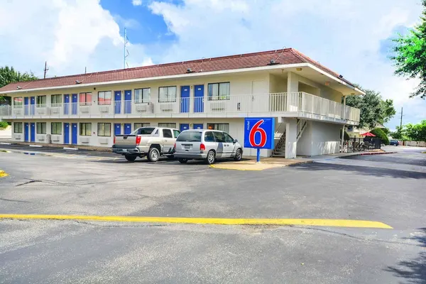 Photo 1 - Motel 6 Huntsville, TX