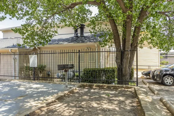 Photo 1 - HomeTowne Studios By Red Roof Dallas - North Addison/ Tollway