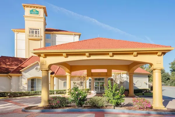 Photo 1 - La Quinta Inn & Suites by Wyndham Ocala