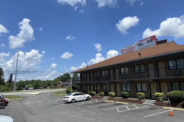 Photo 1 - Inn Between The Hedges