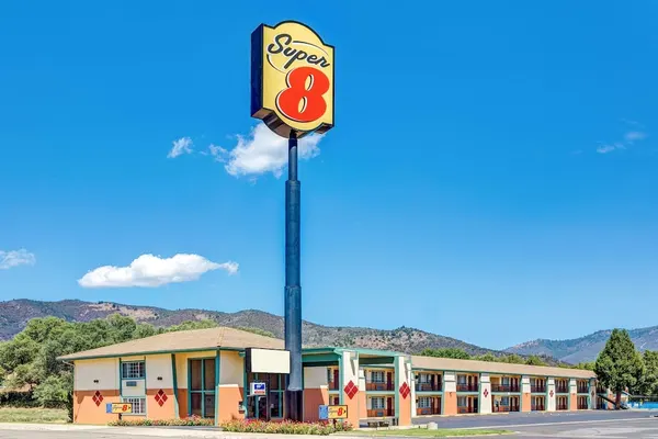 Photo 1 - Super 8 by Wyndham Yreka