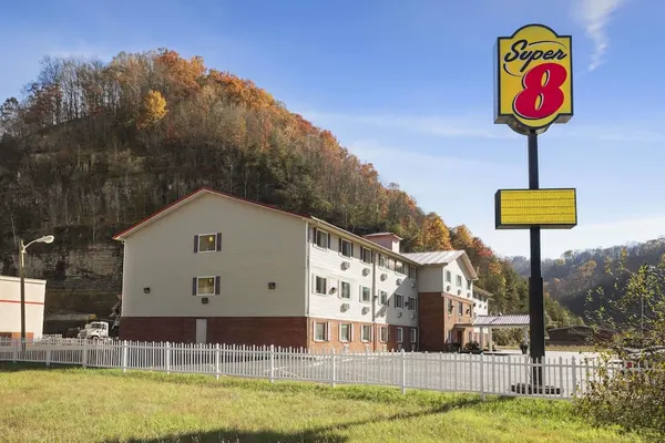 Photo 1 - Super 8 by Wyndham Prestonsburg