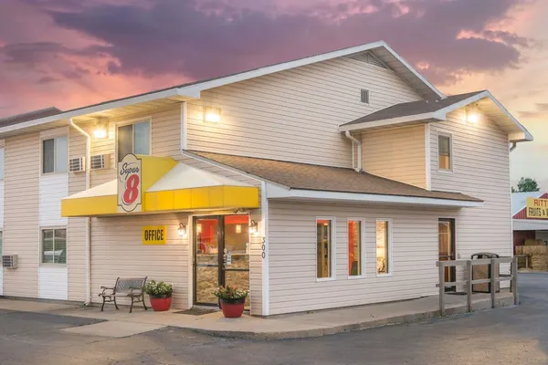 Photo 1 - Super 8 by Wyndham Moberly MO