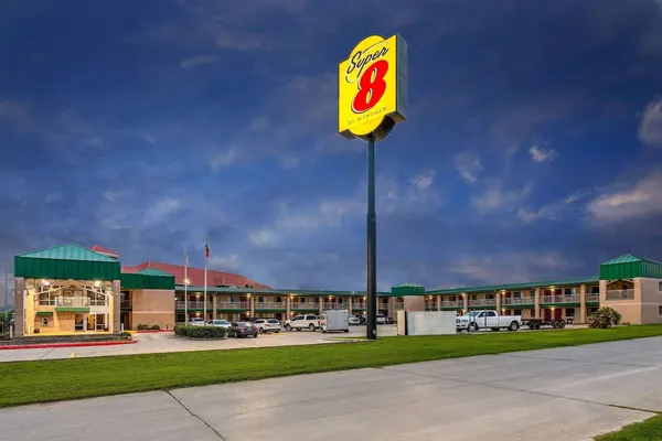 Photo 1 - Super 8 by Wyndham Seguin