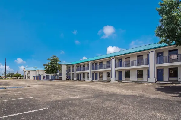 Photo 1 - Motel 6 Pensacola, FL - NAS