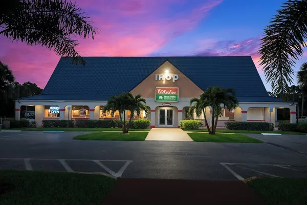 Photo 1 - Red Roof Inn Vero Beach - I-95