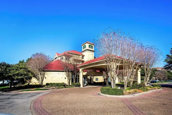 Photo 1 - La Quinta Inn & Suites by Wyndham Austin Southwest
