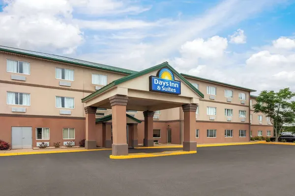 Photo 1 - Days Inn & Suites by Wyndham of Morris