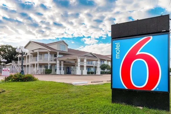 Photo 1 - Motel 6 Waxahachie, TX