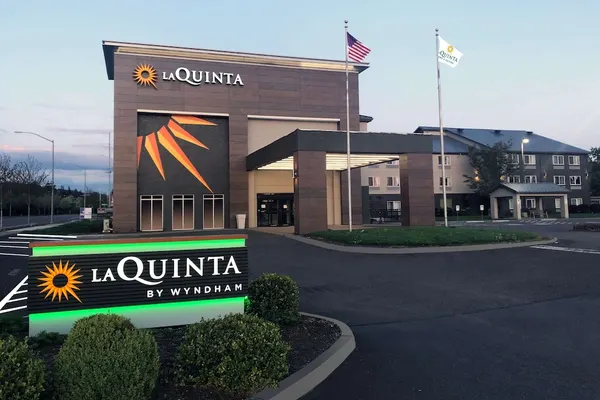 Photo 1 - La Quinta Inn & Suites by Wyndham Springfield