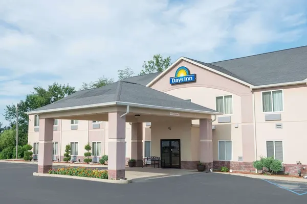Photo 1 - Days Inn by Wyndham Sullivan