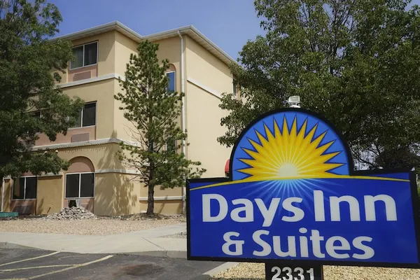 Photo 1 - Days Inn & Suites by Wyndham Airport Albuquerque