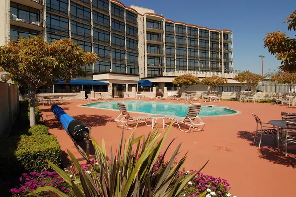 Photo 1 - Oakland Airport Executive Hotel