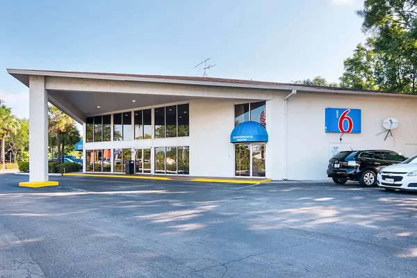 Photo 1 - Motel 6 Tampa, FL - Fairgrounds