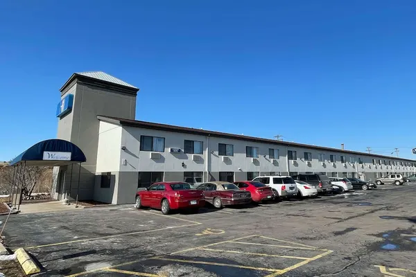 Photo 1 - Motel 6 Green Bay, WI - Lambeau