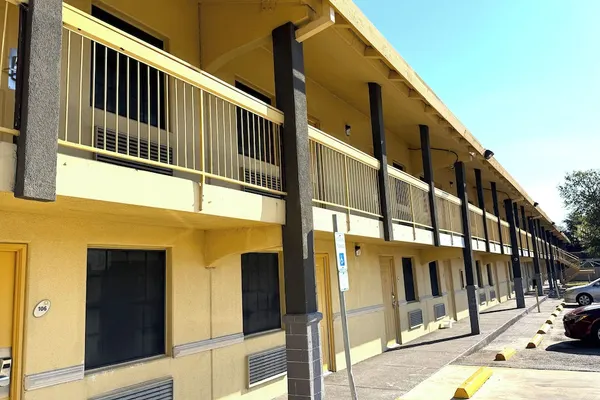 Photo 1 - Townhouse Garden Inn & Suites San Antonio I 35