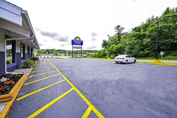 Photo 1 - Days Inn & Suites by Wyndham Wisconsin Dells