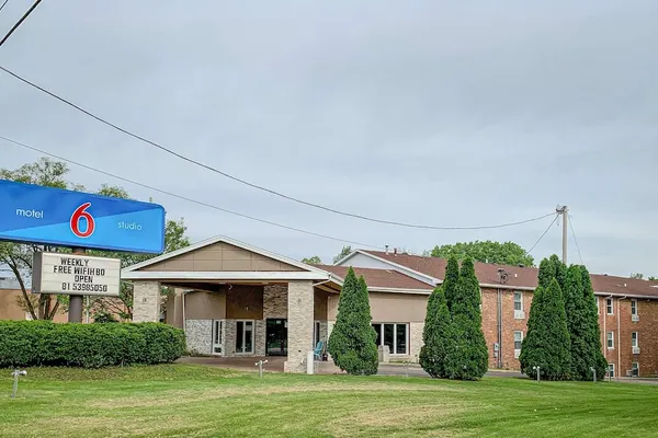 Photo 1 - Motel 6 Rockford, IL