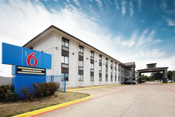 Photo 1 - Motel 6 Dallas, TX - Fair Park