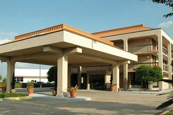 Photo 1 - Executive Inn