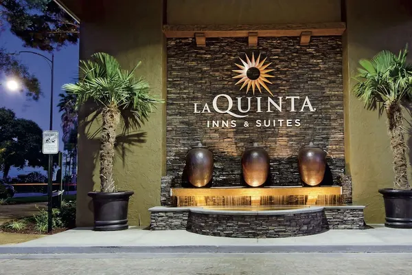 Photo 1 - La Quinta Inn & Suites by Wyndham San Jose Airport