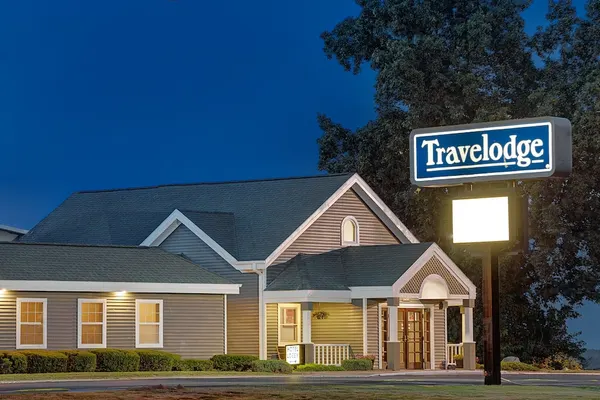 Photo 1 - Travelodge by Wyndham Iowa City