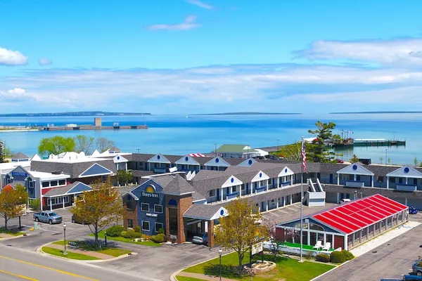 Photo 1 - Days Inn by Wyndham Mackinaw City - Lakeview