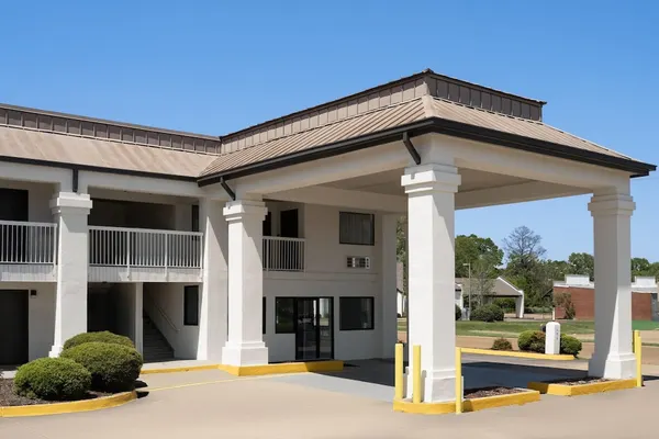 Photo 1 - Days Inn & Suites by Wyndham Byram