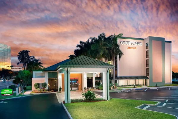 Photo 1 - Courtyard by Marriott Fort Lauderdale East/Lauderdale-by-the-Sea