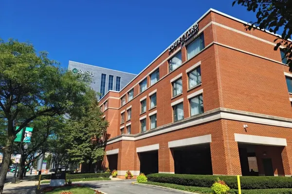 Photo 1 - Courtyard by Marriott Chicago at Medical District/UIC