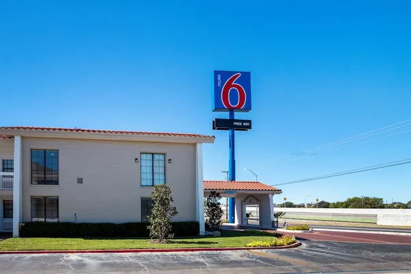 Photo 1 - Motel 6 Euless, TX - DFW West