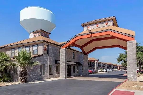 Photo 1 - Econo Lodge Near Lackland Air Force Base - SeaWorld