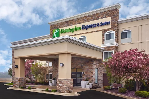 Photo 1 - Holiday Inn Express & Suites Chicago-Libertyville