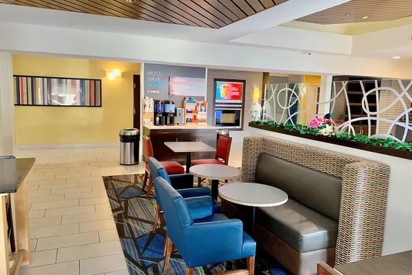 Photo 1 - Holiday Inn Express & Suites Chicago-Libertyville by IHG