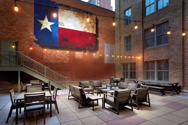 Photo 1 - Courtyard by Marriott Fort Worth Downtown/Blackstone