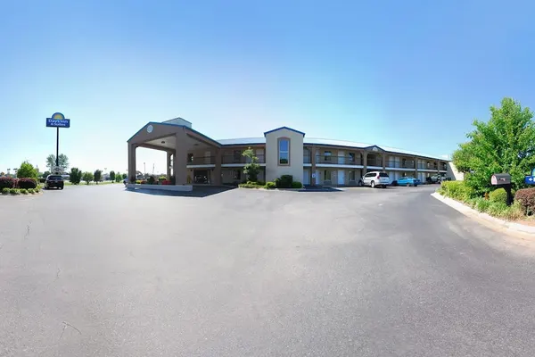 Photo 1 - Days Inn & Suites by Wyndham Pine Bluff