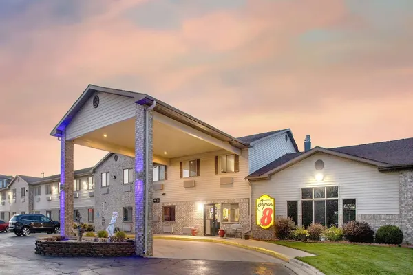Photo 1 - Super 8 by Wyndham Big Rapids