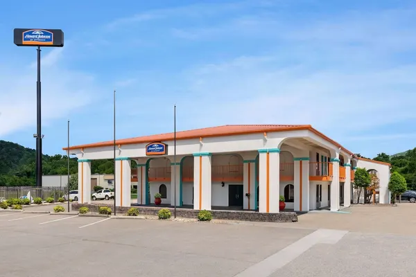Photo 1 - Howard Johnson by Wyndham Chattanooga Lookout Mountain I-24