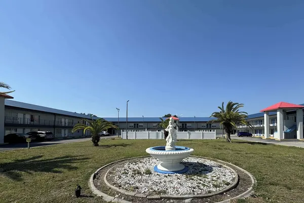 Photo 1 - Motel 6 Englewood, FL