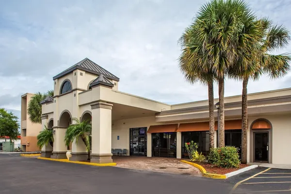 Photo 1 - Days Inn & Suites by Wyndham Orlando Airport