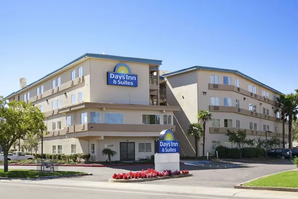 Photo 1 - Days Inn & Suites by Wyndham Rancho Cordova