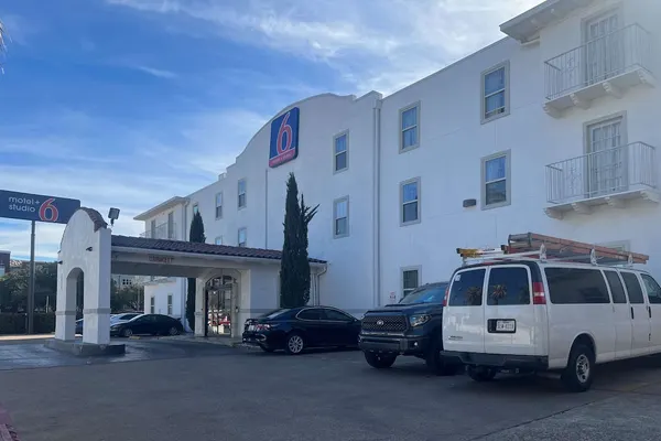 Photo 1 - Motel 6 Dallas, TX – Downtown