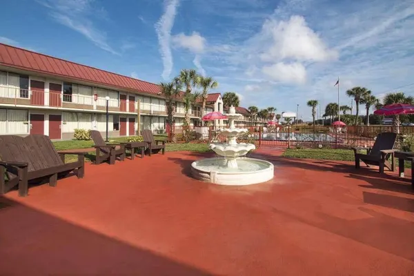 Photo 1 - OYO Hotel Dundee By Crystal Lake