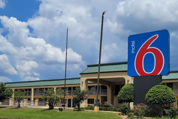 Photo 1 - Motel 6 Jackson, MS - Southwest