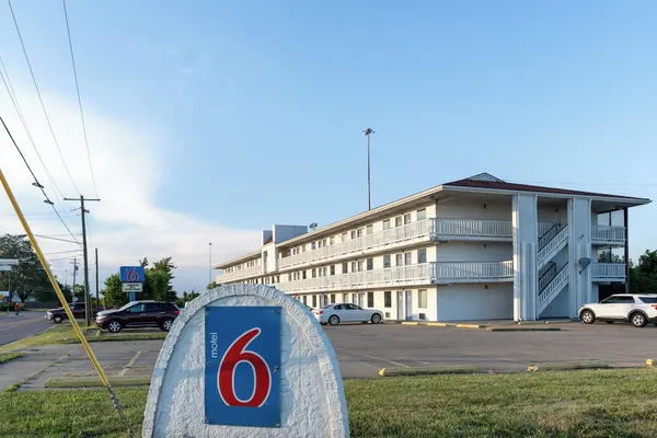 Photo 1 - Motel 6 Cincinnati, OH