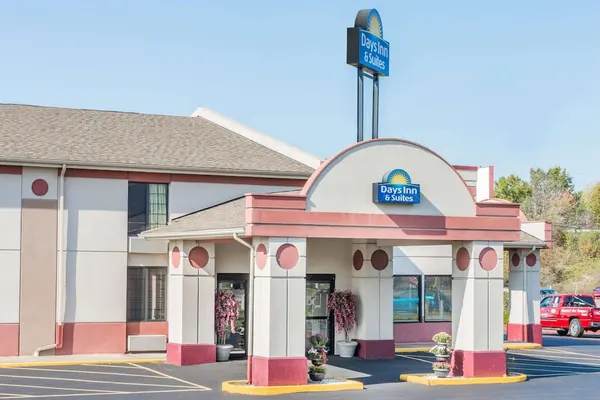 Photo 1 - Days Inn & Suites by Wyndham Youngstown / Girard Ohio