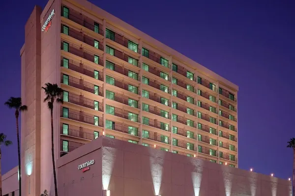 Photo 1 - Courtyard by Marriott Los Angeles - Sherman Oaks